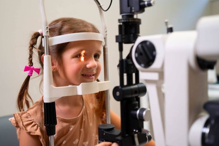 Kids' eye screening for early vision correction